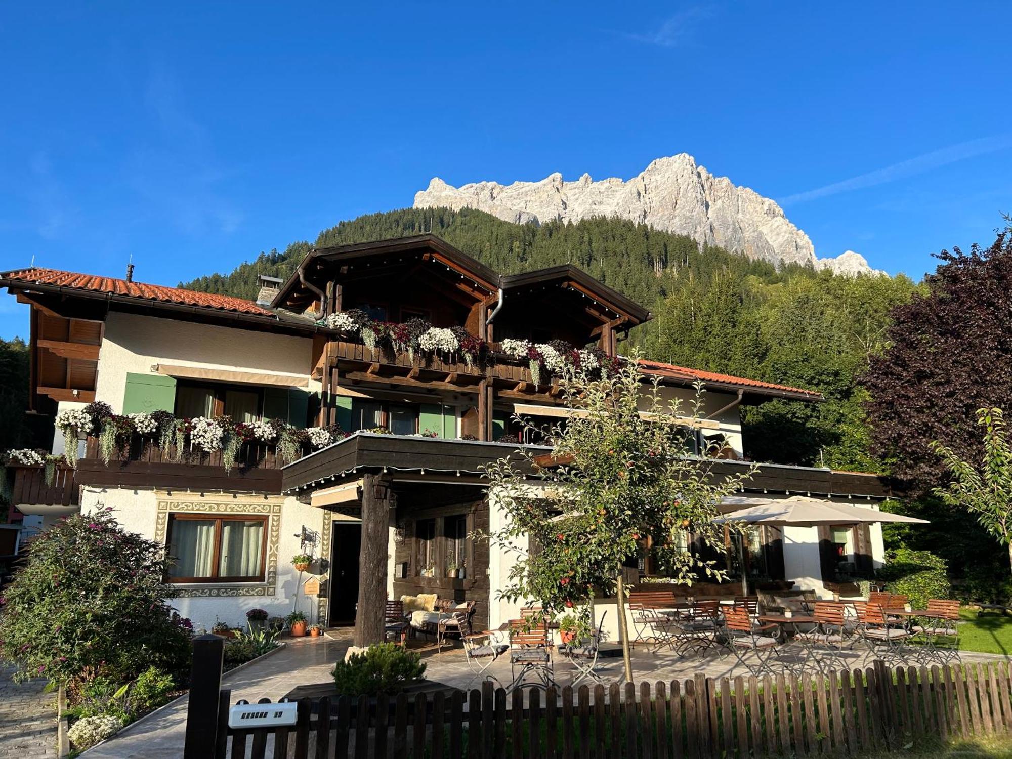 Das Halali - Dein Kleines Hotel An Der Zugspitze 埃尔瓦尔德 外观 照片